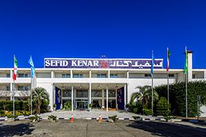 نمای هتل سفید کنار بندر انزلی