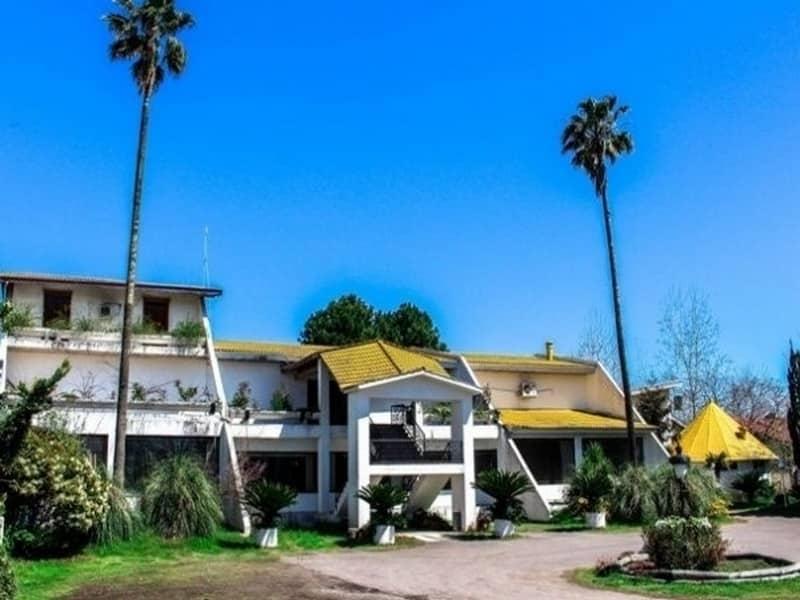 نمای بیرونی مجتمع اقامتی زیبا کنار بندرانزلی