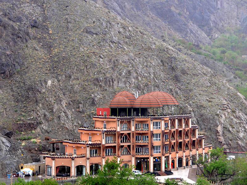 نمای ساختمان هتل بزرگ کوهستان بیرجند