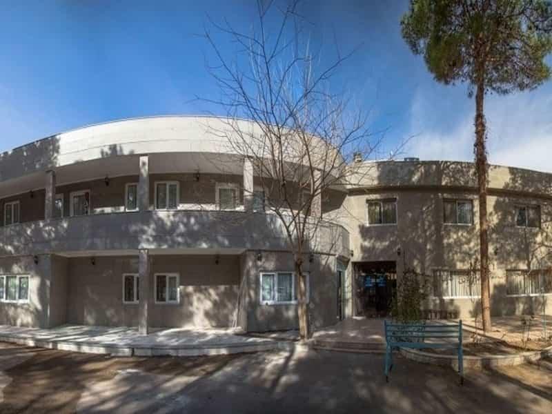 نمای بیرونی هتل جهانگردی سیرجان