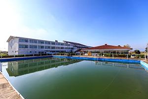 نمای هتل سفید کنار بندر انزلی 1