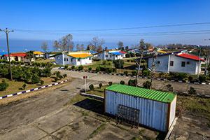 نمای بیرونی هتل سفید کنار بندر انزلی