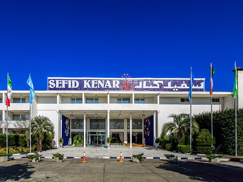 نمای هتل سفید کنار بندر انزلی